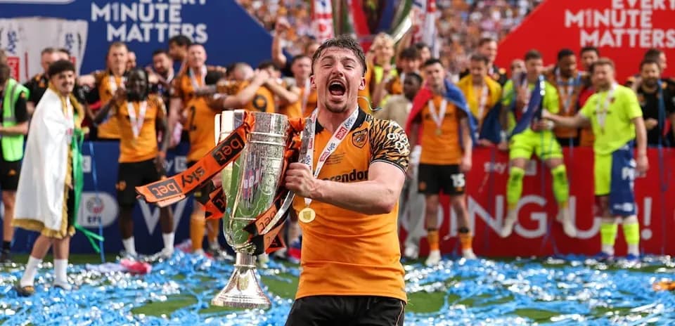 Jugador levantando trofeo en celebración de victoria