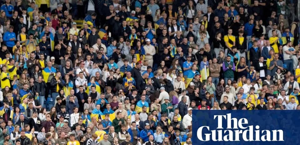 Aficionados animando en el estadio durante el partido