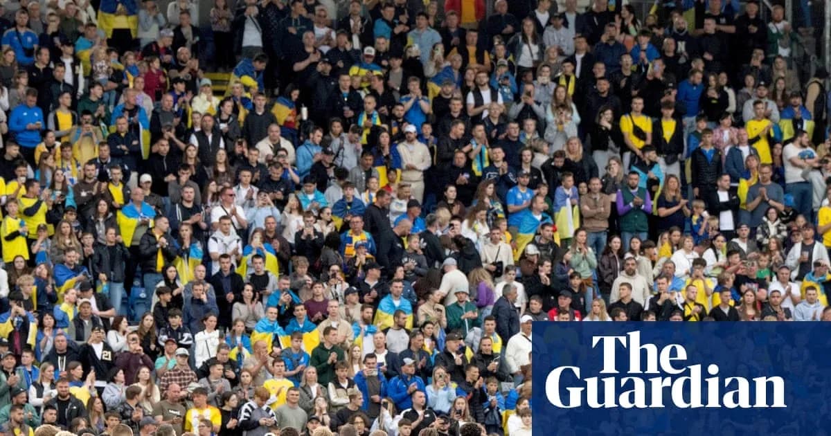 Aficionados animando en el estadio durante el partido