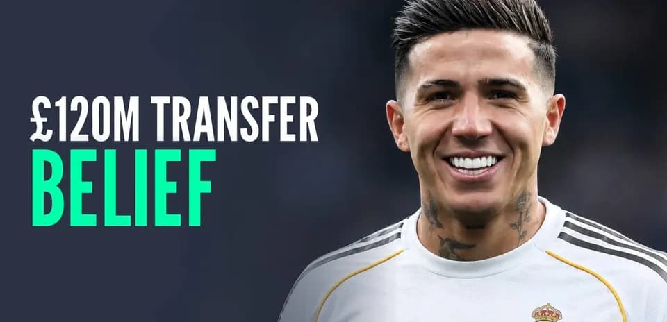 Jugador de fútbol sonriendo con camiseta del Real Madrid