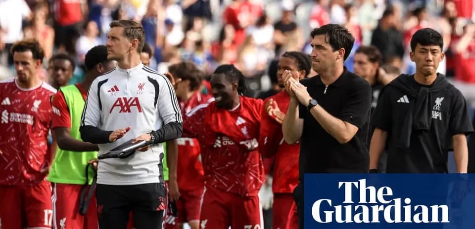 Jugadores de Liverpool aplaudiendo al público tras partido