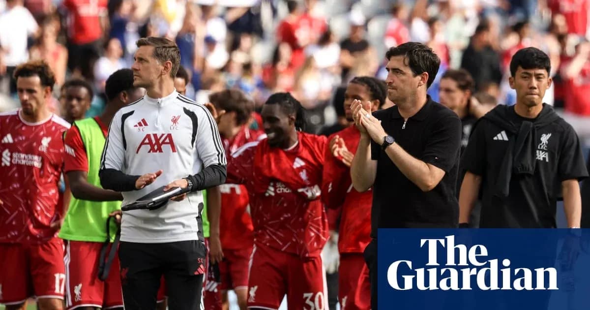 Jugadores de Liverpool aplaudiendo al público tras partido