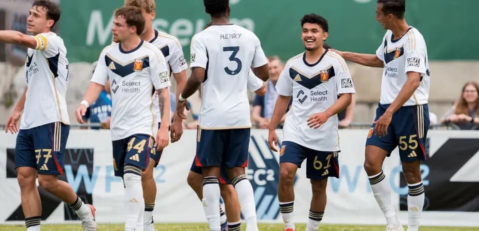 Jugadores del Real Monarchs celebrando un gol
