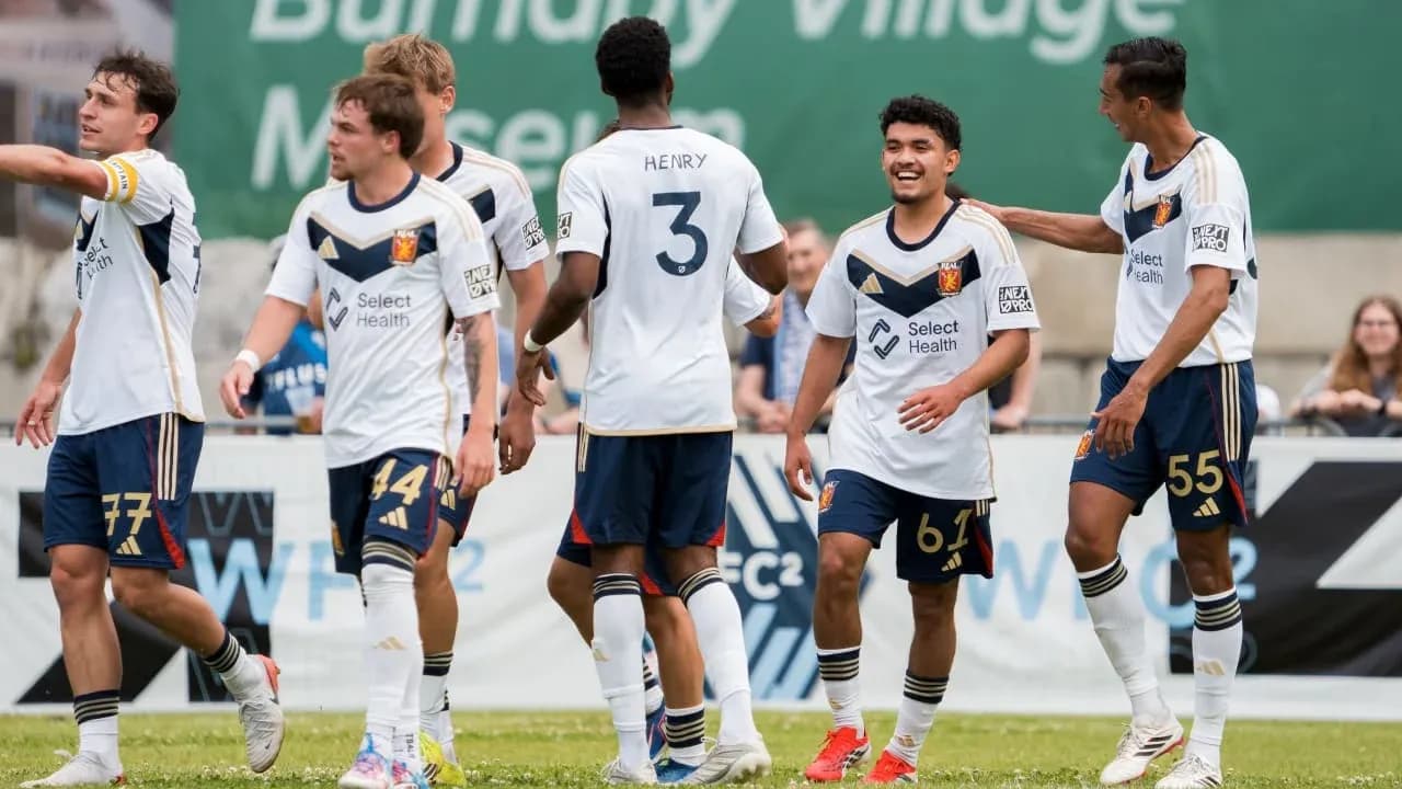 Jugadores del Real Monarchs celebrando un gol