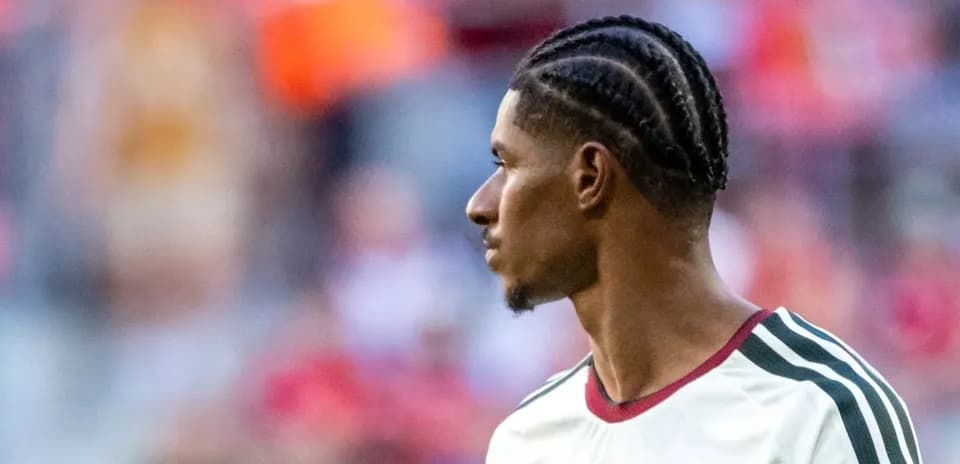 Jugador con trenzas en uniforme durante el partido