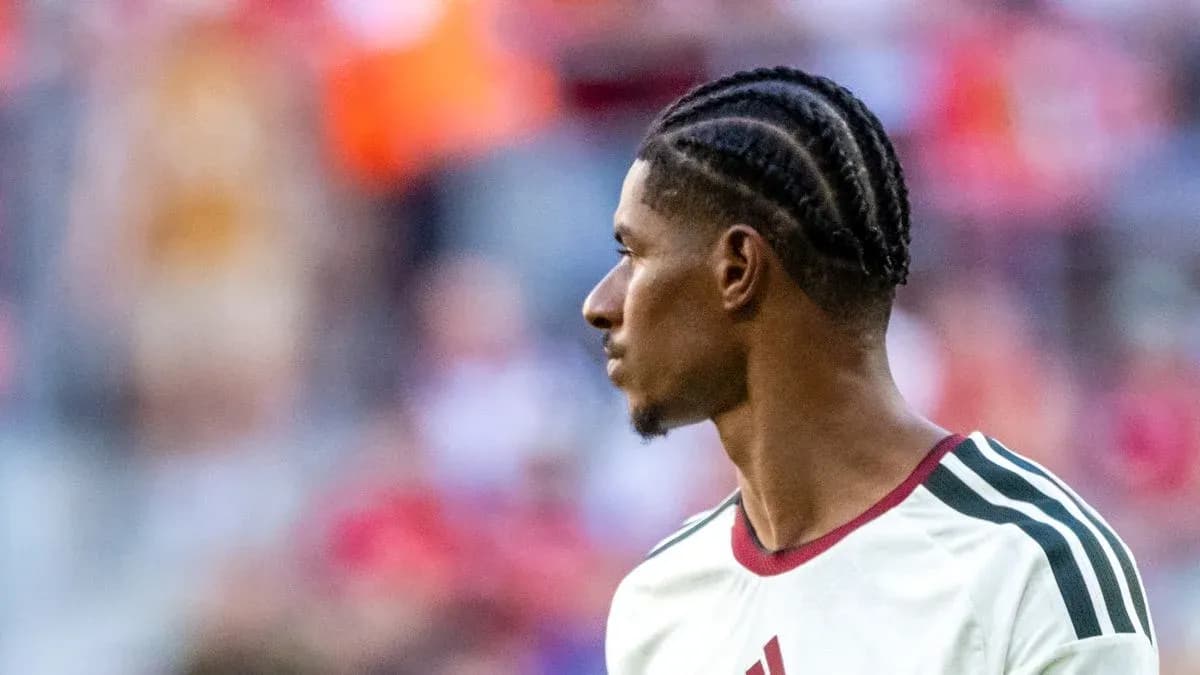 Jugador con trenzas en uniforme durante el partido