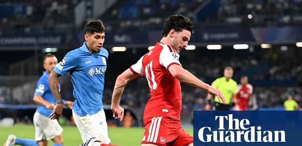 Jugador de Arsenal avanza con el balón en partido