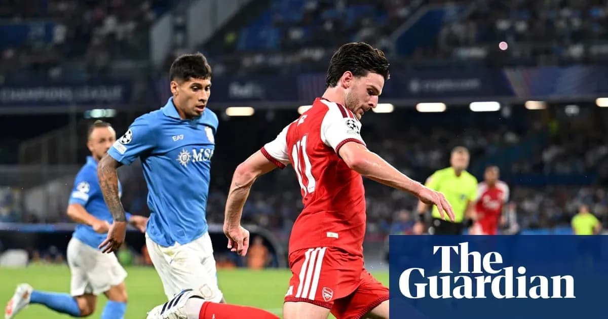 Jugador de Arsenal avanza con el balón en partido
