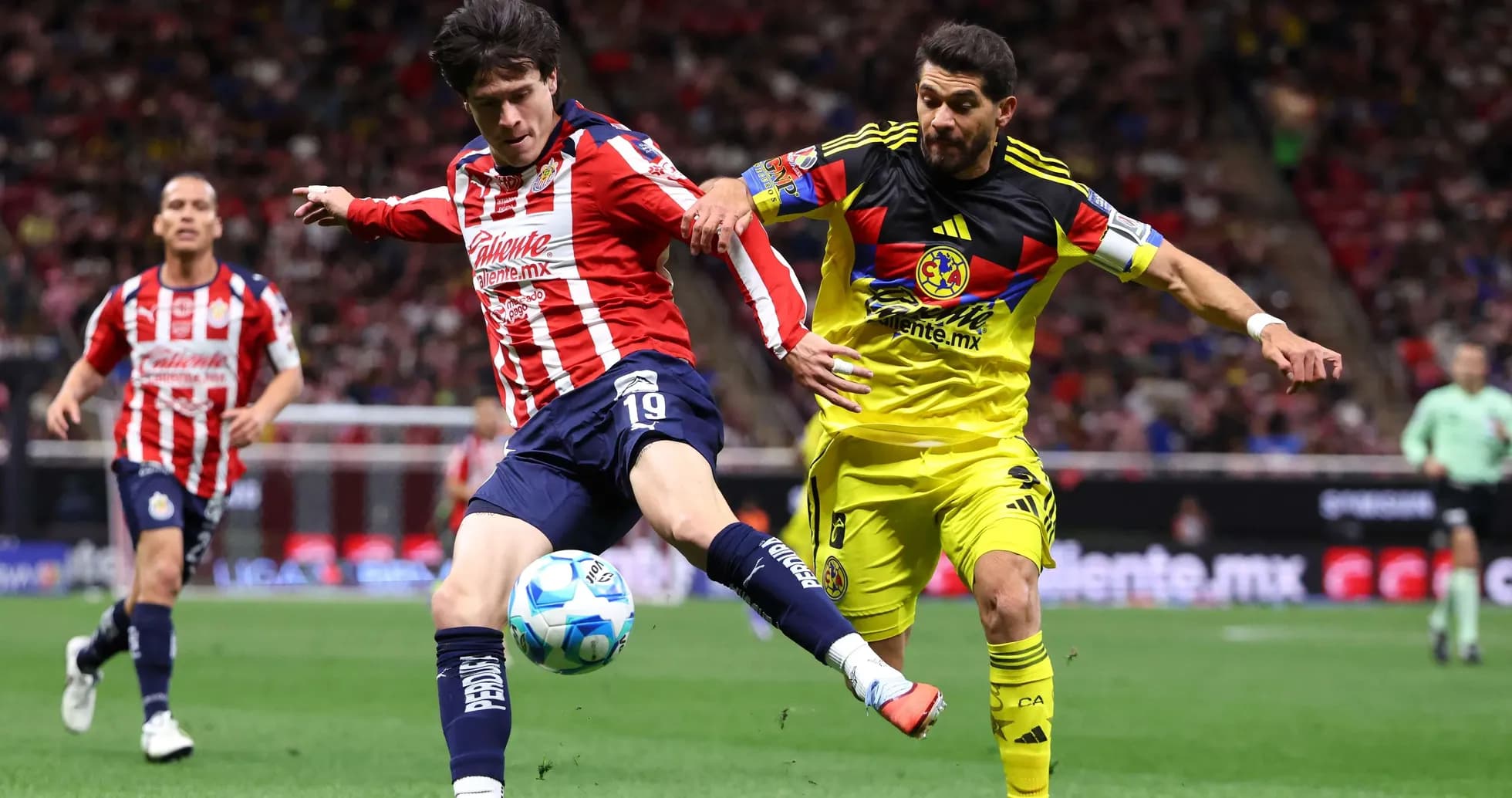 Jugador de Chivas disparando a puerta
