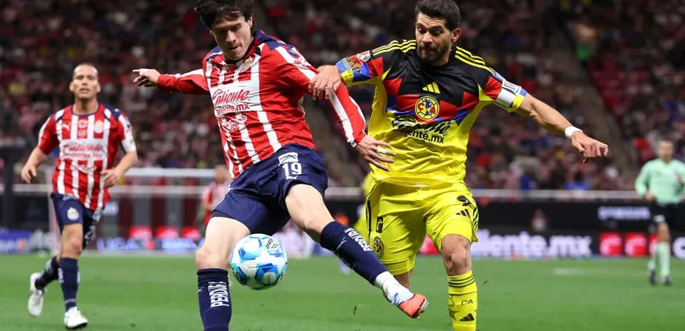 Jugador de Chivas disparando a puerta