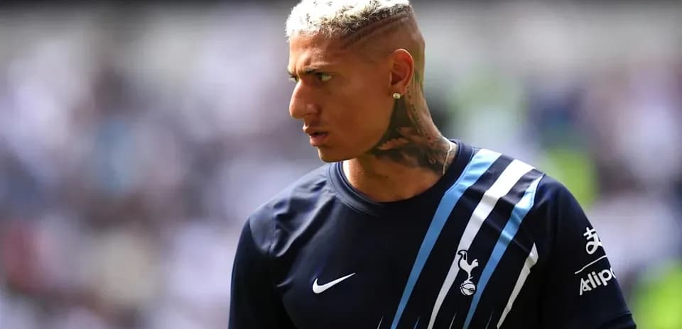 Jugador de Tottenham con camiseta azul en el campo
