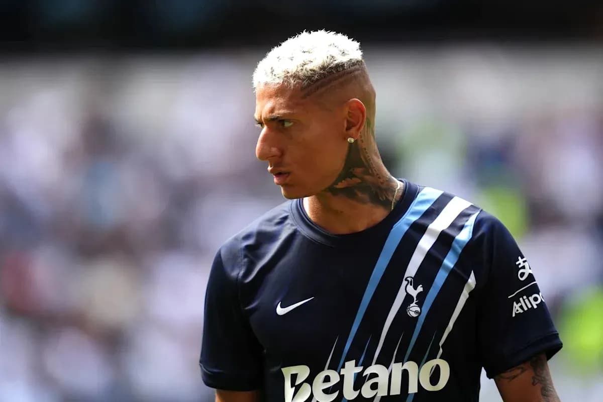 Jugador de Tottenham con camiseta azul en el campo