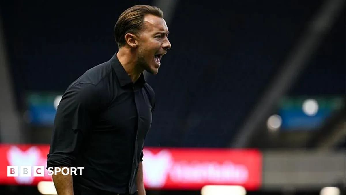 Entrenador gritando durante el partido en el campo
