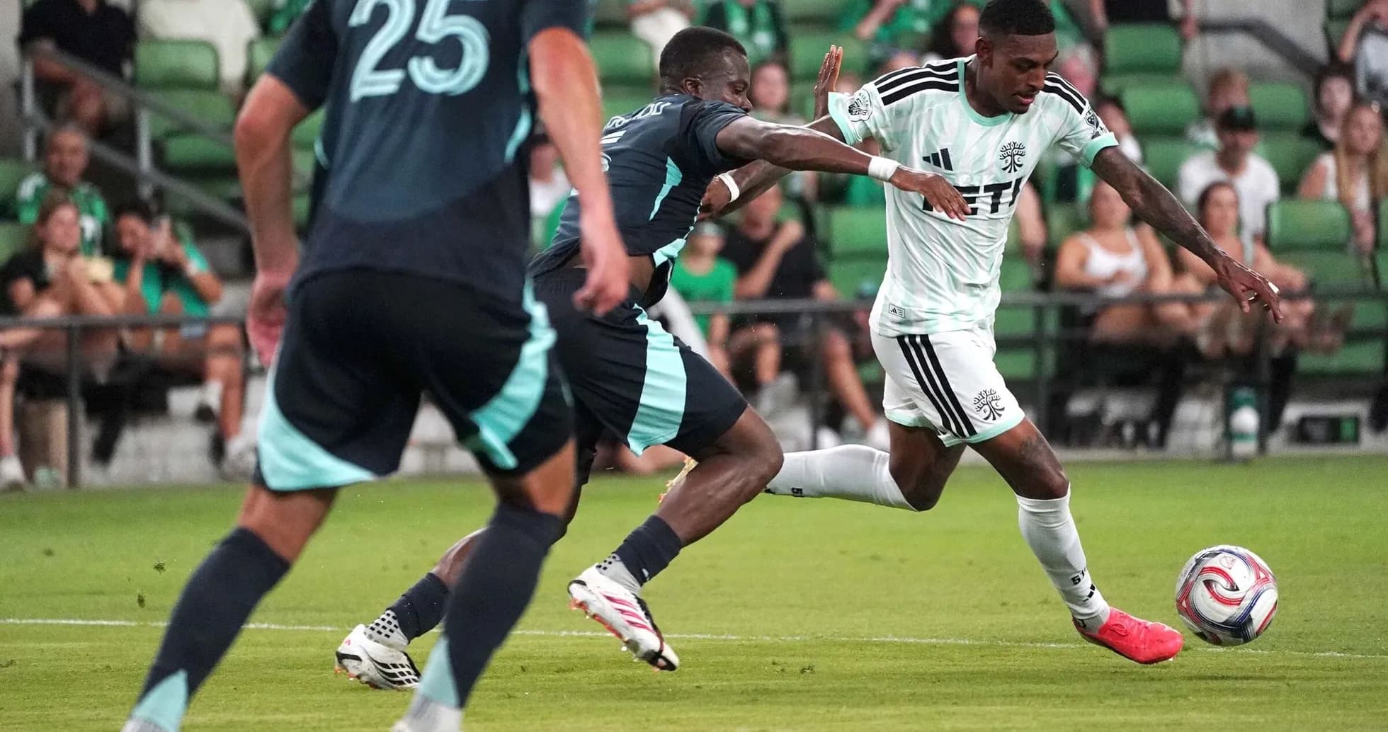 Jugador de fútbol en acción durante el partido