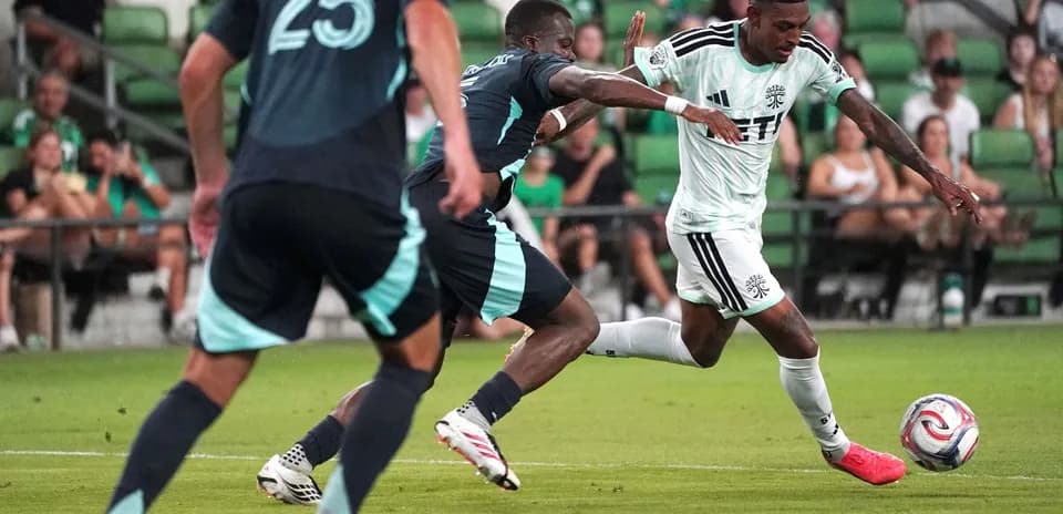 Jugador de fútbol en acción durante el partido