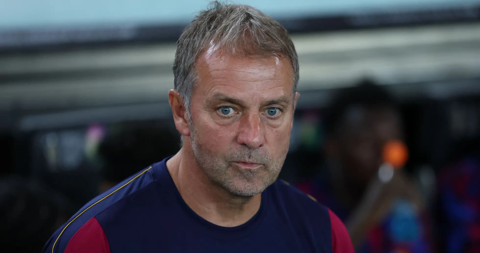 Entrenador en el banquillo durante el partido
