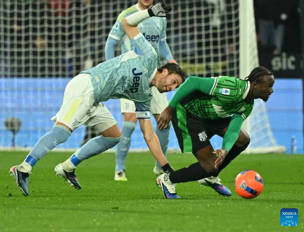Jugador de Sassuolo compitiendo por el balón
