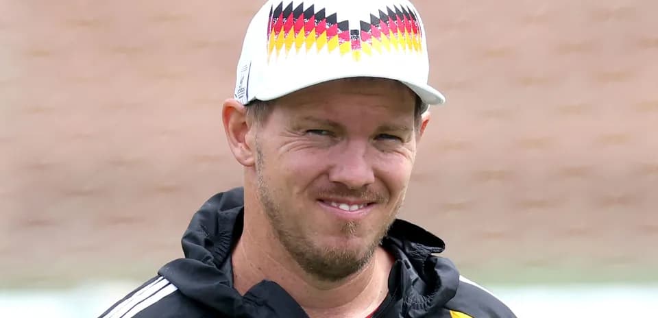 Entrenador con gorra en sesión de entrenamiento