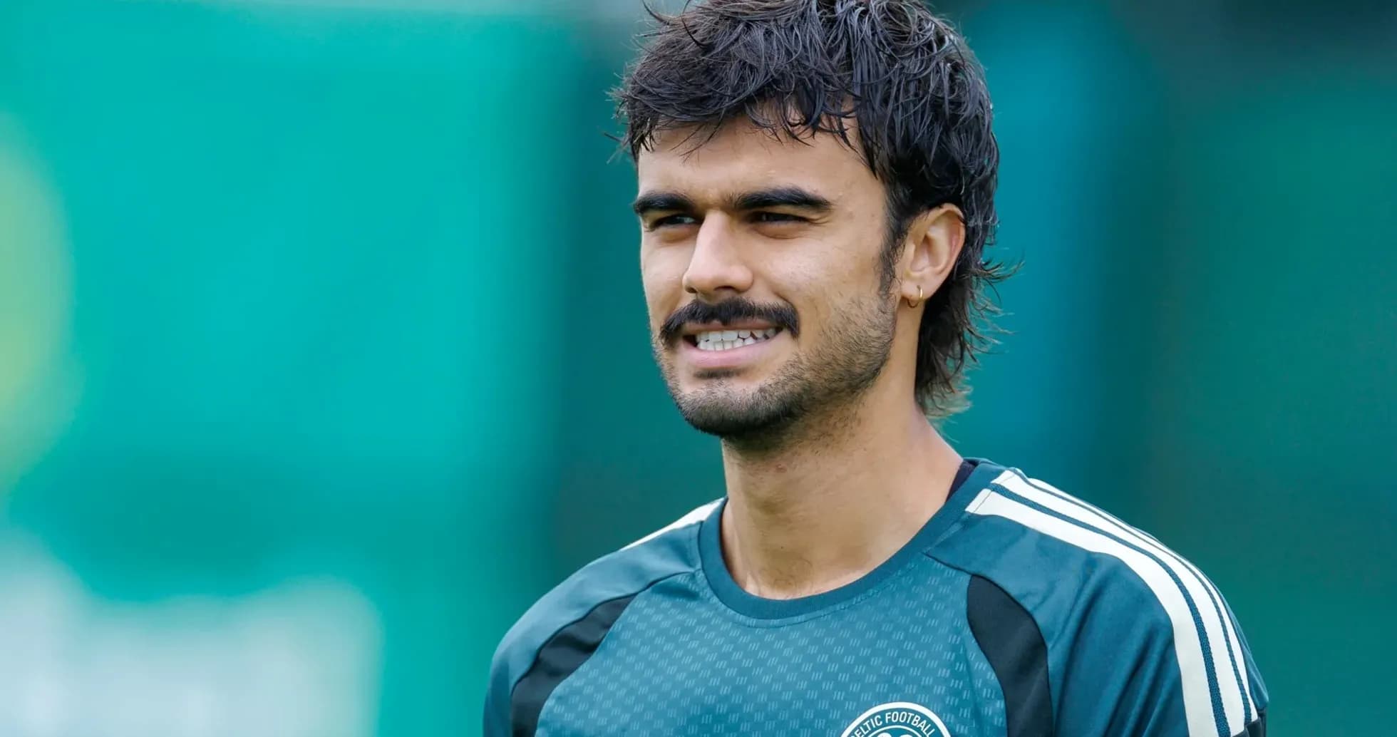 Jugador sonriendo durante sesión de entrenamiento