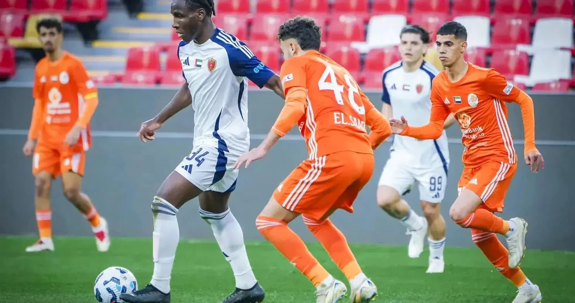 Jugador de Khorfakkan U23 driblando a oponentes