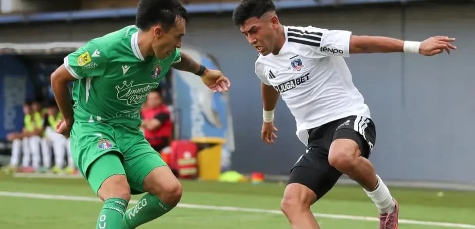 Jugadores de Colo Colo y A. Italiano en acción