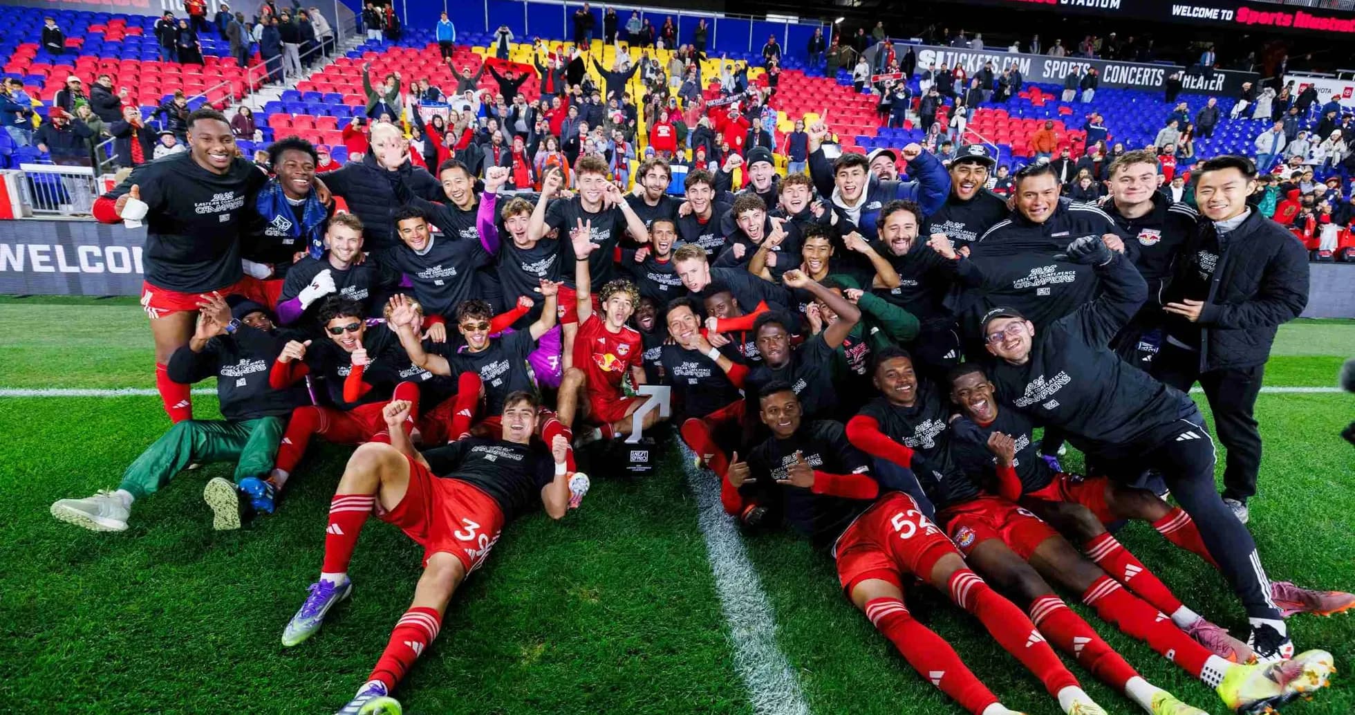 Equipo celebrando en el estadio después del partido