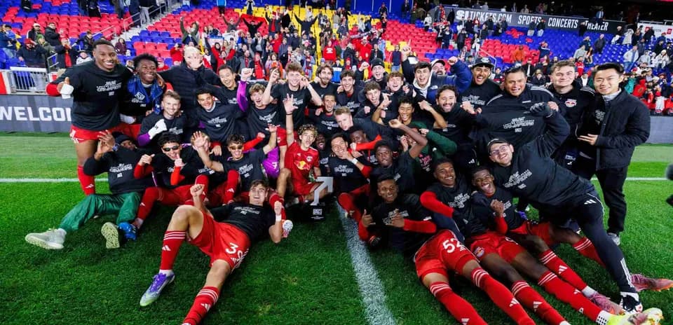 Equipo celebrando en el estadio después del partido