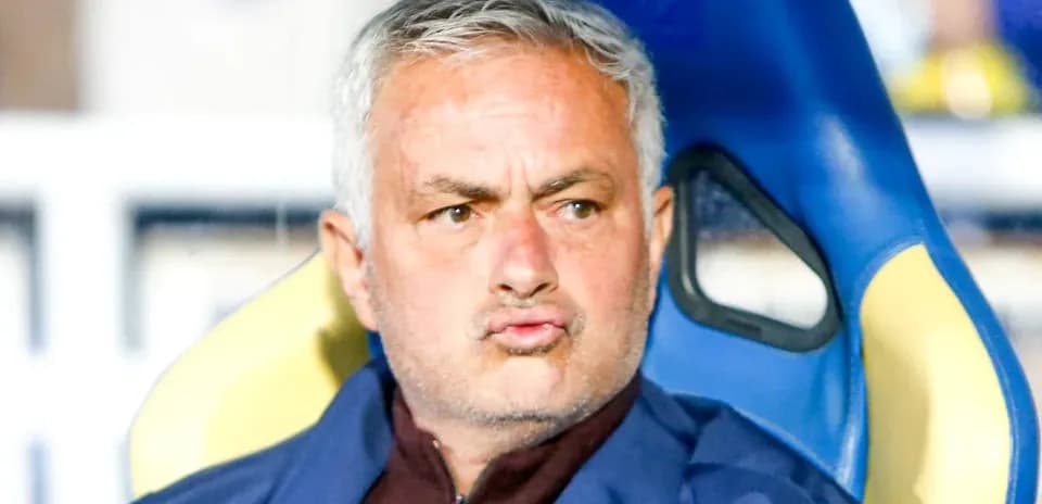 Entrenador en el banquillo durante un partido