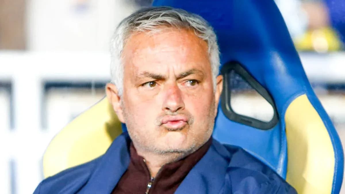 Entrenador en el banquillo durante un partido