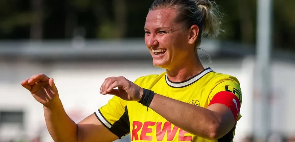 Jugadora sonriente con camiseta amarilla y brazalete