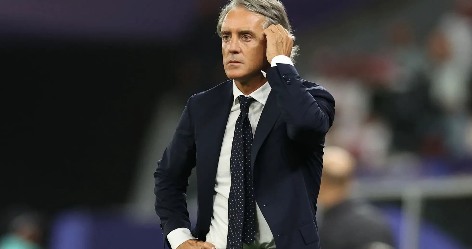 Entrenador observando el partido desde la banda