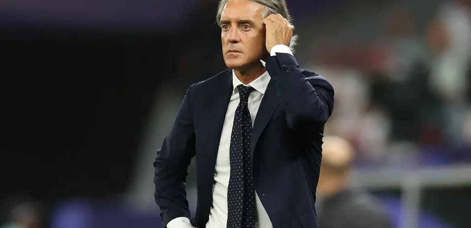 Entrenador observando el partido desde la banda