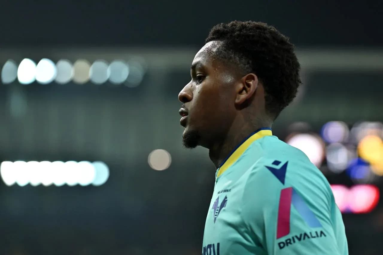 Jugador de Verona en el campo durante partido