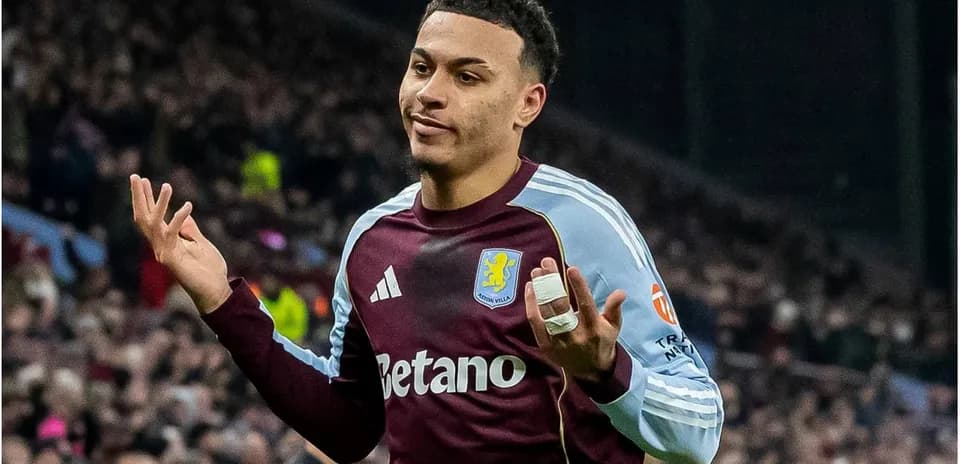 Jugador de Aston Villa gesticulando en el campo