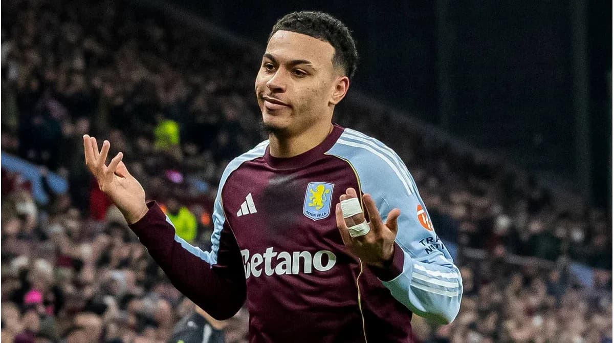 Jugador de Aston Villa gesticulando en el campo