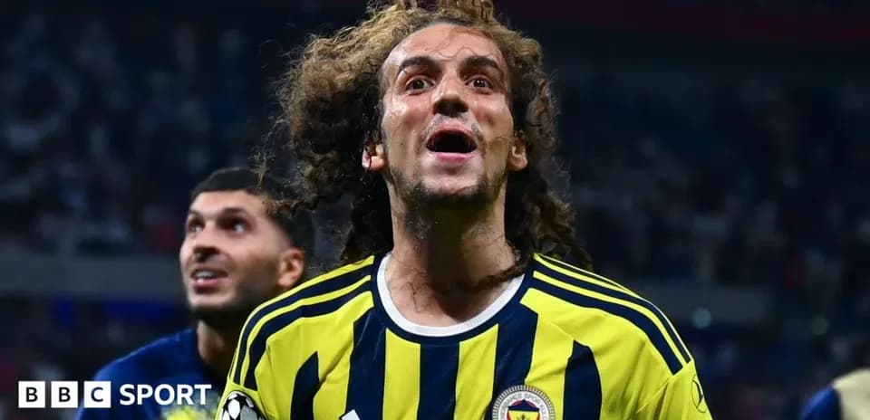 Jugador de Fenerbahçe celebrando un gol en partido