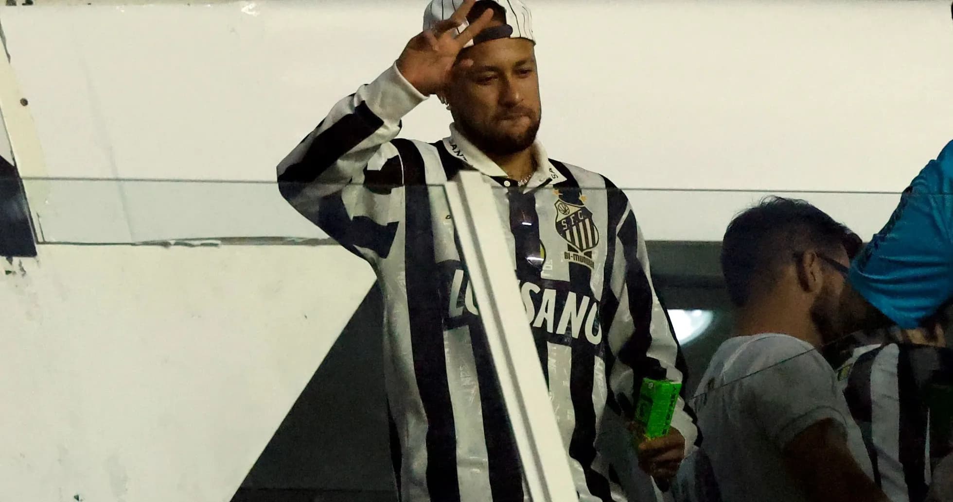 Jugador saludando en el estadio con camiseta de Santos