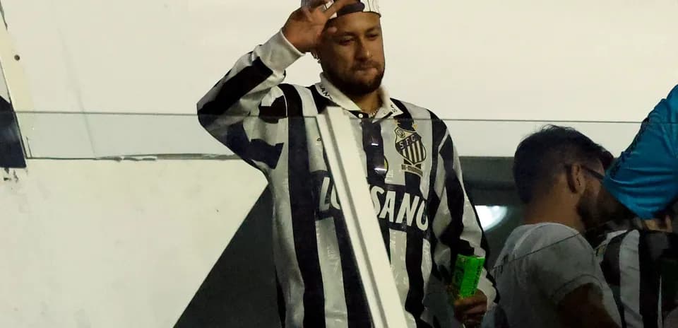 Jugador saludando en el estadio con camiseta de Santos