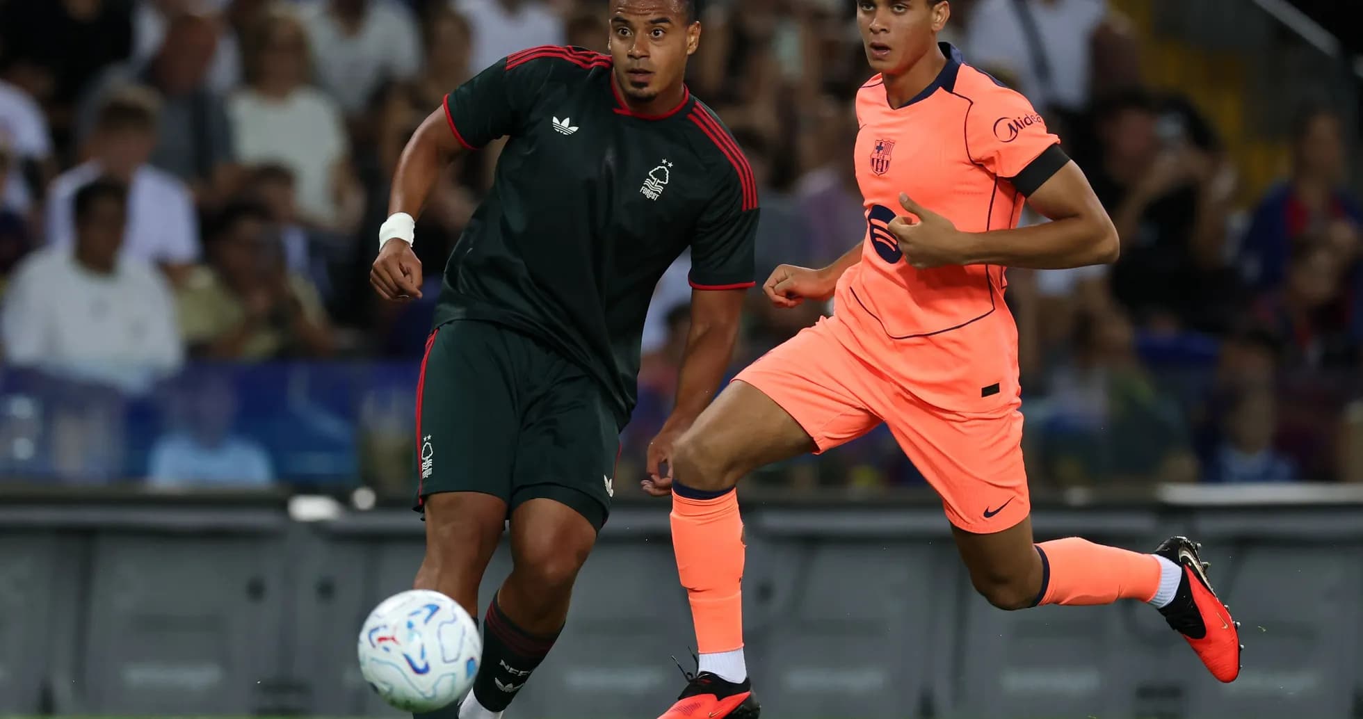 Dos jugadores persiguiendo el balón durante un partido