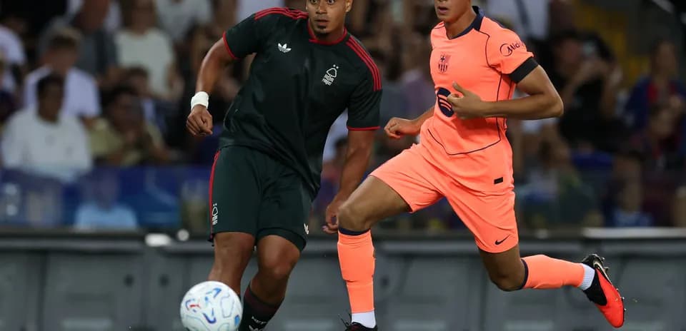 Dos jugadores persiguiendo el balón durante un partido