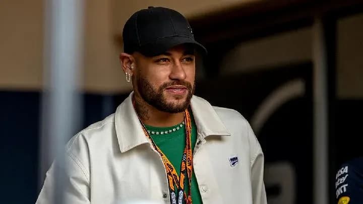 Hombre con gorra y chaqueta blanca sonriendo
