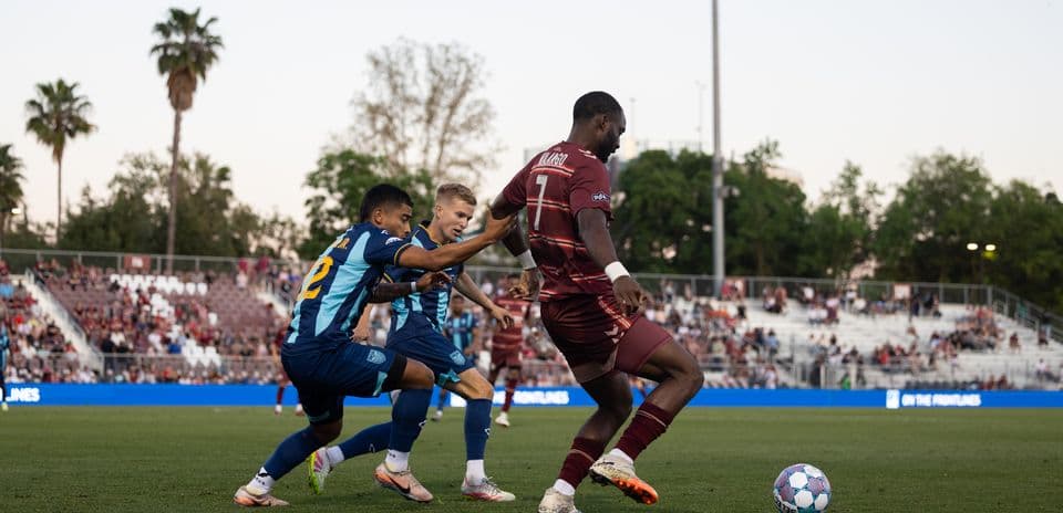 Jugador de Sacramento Republic en acción contra Monterey Bay