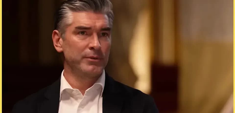 Hombre hablando en una entrevista formal
