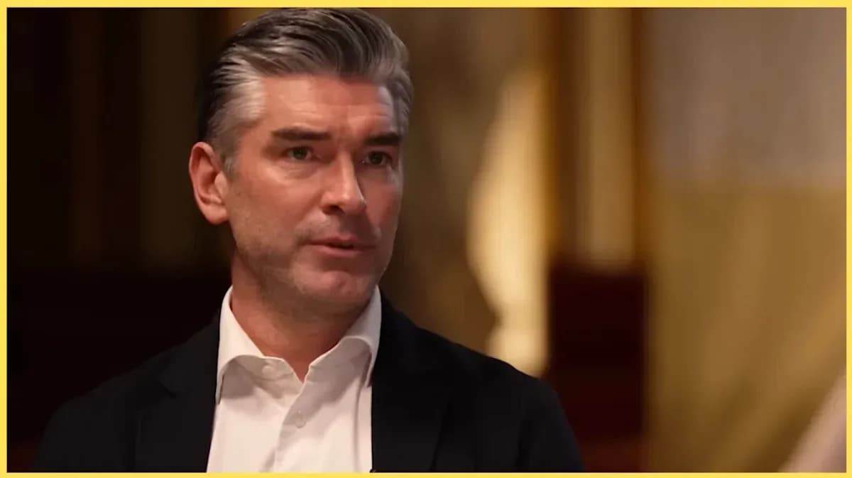 Hombre hablando en una entrevista formal