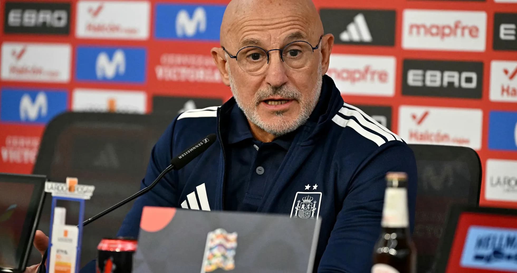 Entrenador hablando en conferencia de prensa