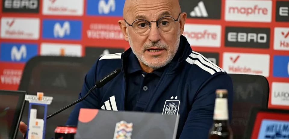 Entrenador hablando en conferencia de prensa