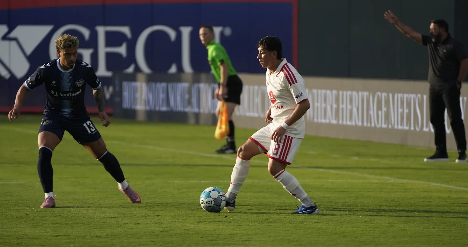 Jugador del El Paso Locomotive controlando el balón