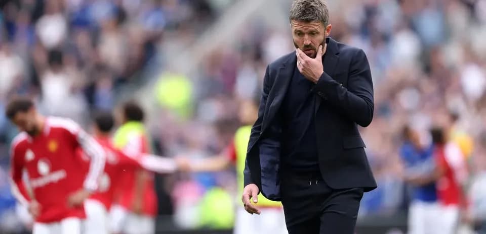 Entrenador caminando por el campo después del partido