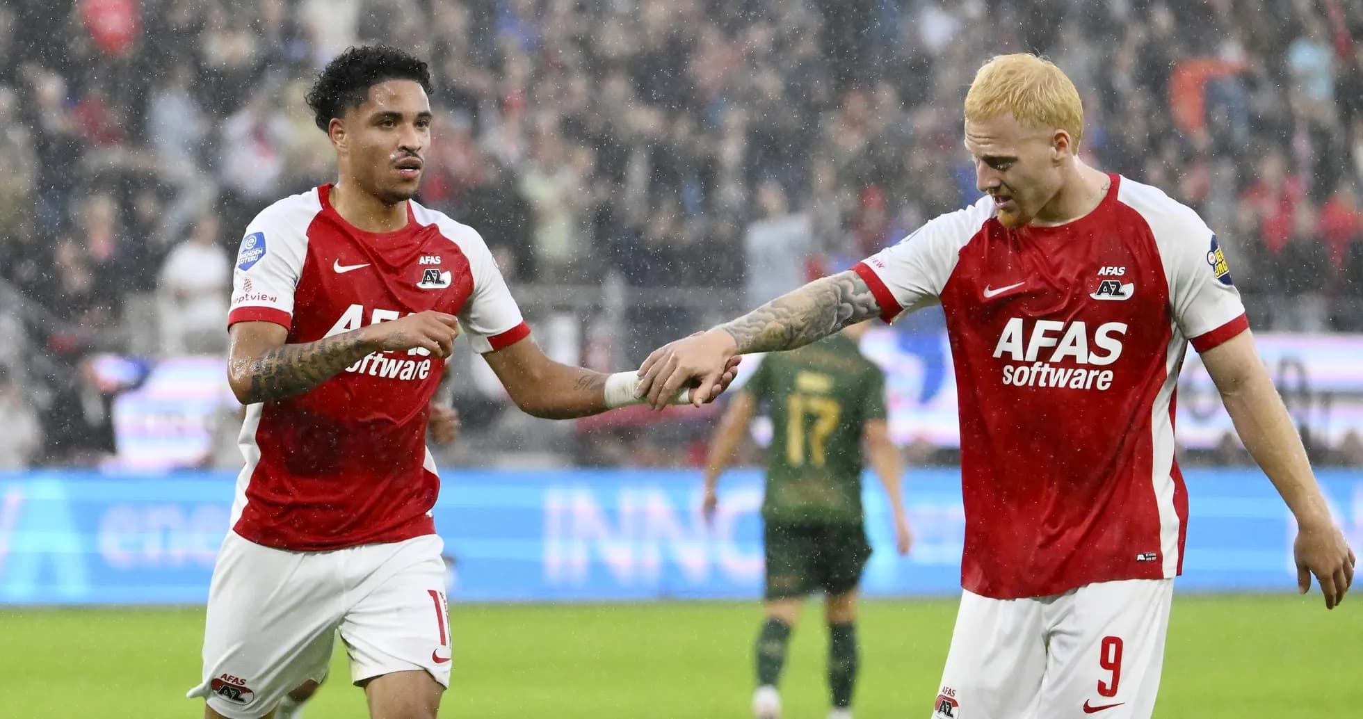 Jugadores de AZ Alkmaar celebrando un gol en lluvia