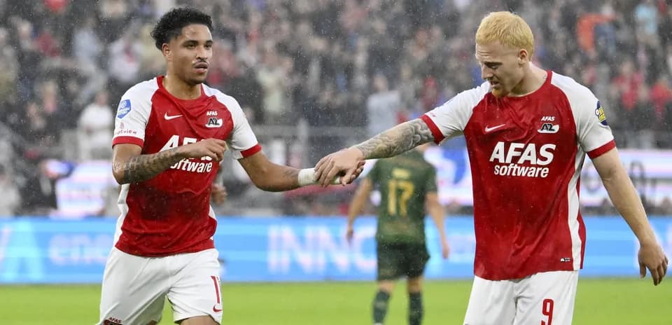 Jugadores de AZ Alkmaar celebrando un gol en lluvia